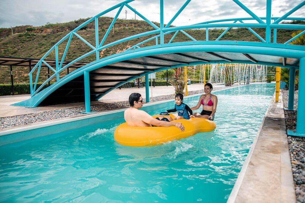 img acuaparque nacional del chicamocha atracción familia en río lento plano medio