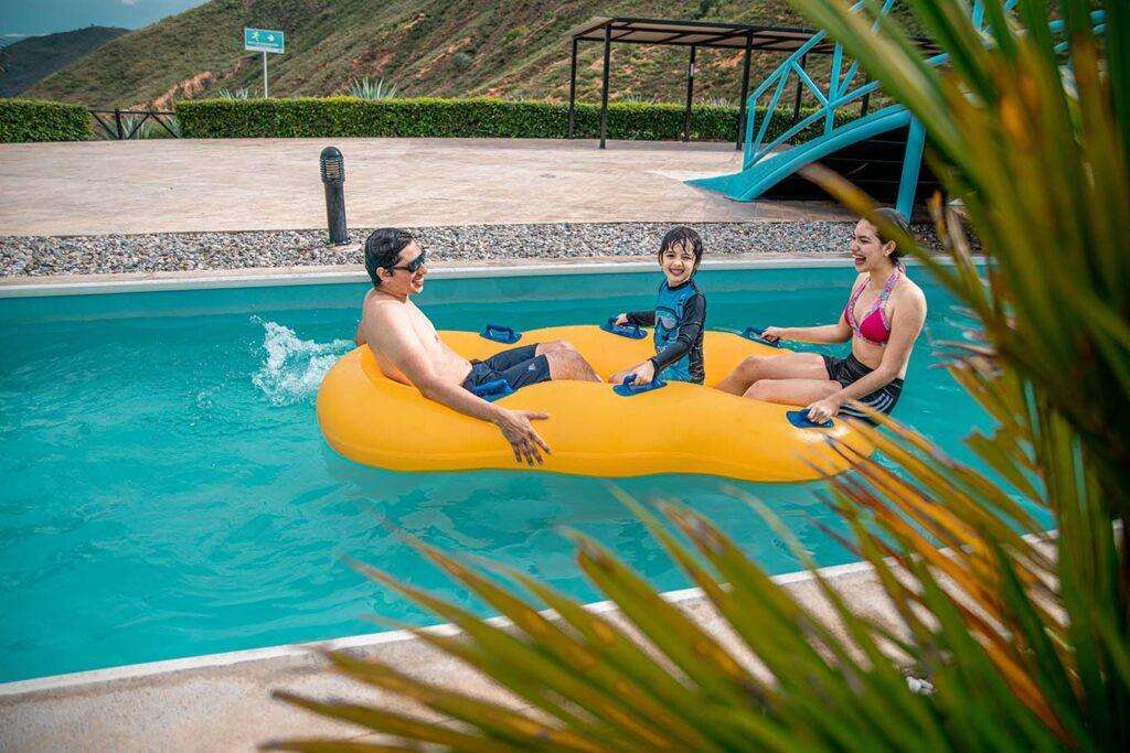 img acuaparque nacional del chicamocha atracción familia en río lento primer plano