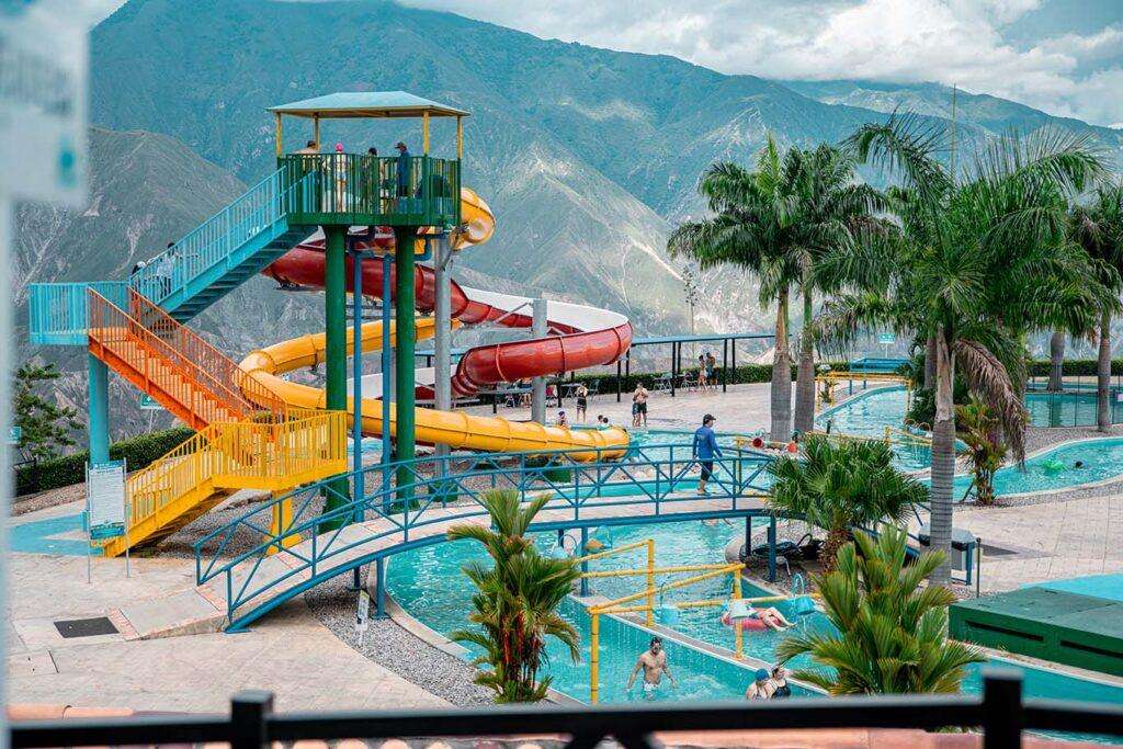 img acuaparque nacional del chicamocha atracción tobogán plano entero