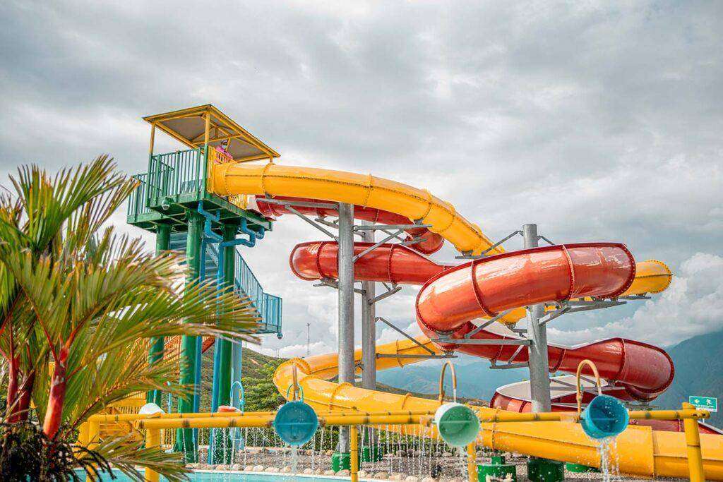 img acuaparque nacional del chicamocha atracción tobogán plano general