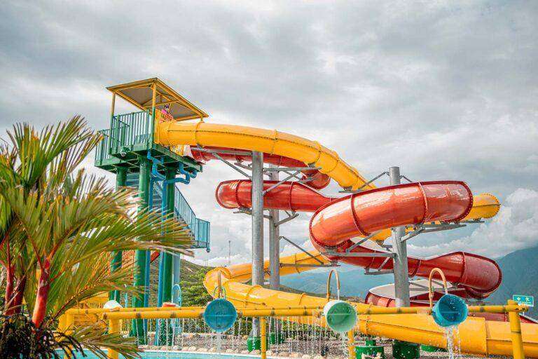 img acuaparque nacional del chicamocha atracción tobogán plano general