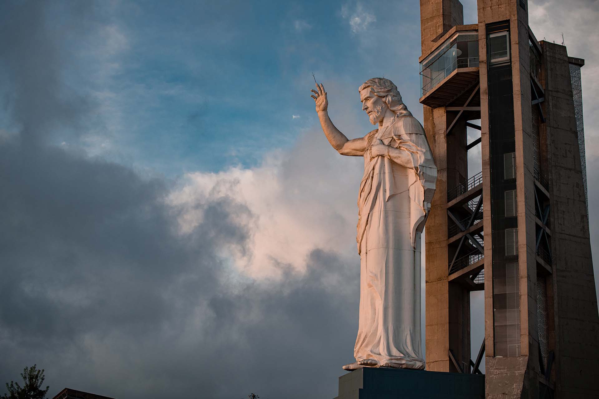 santisimo-atardecer-VF img parque cerro del Santísimo vista lateral escultura santísimo plano entero atardecer