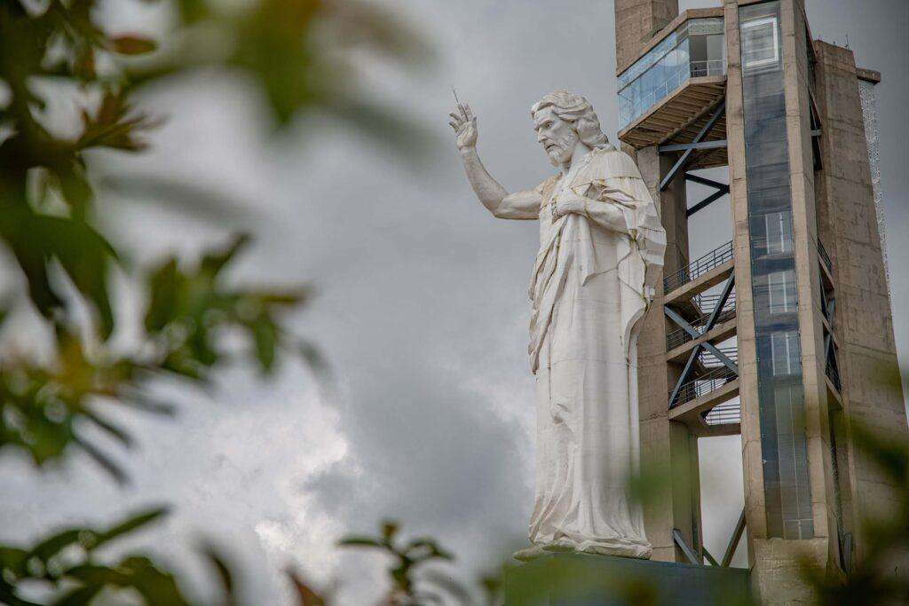 img parque cerro del Santísimo vista lateral escultura santísimo plano entero