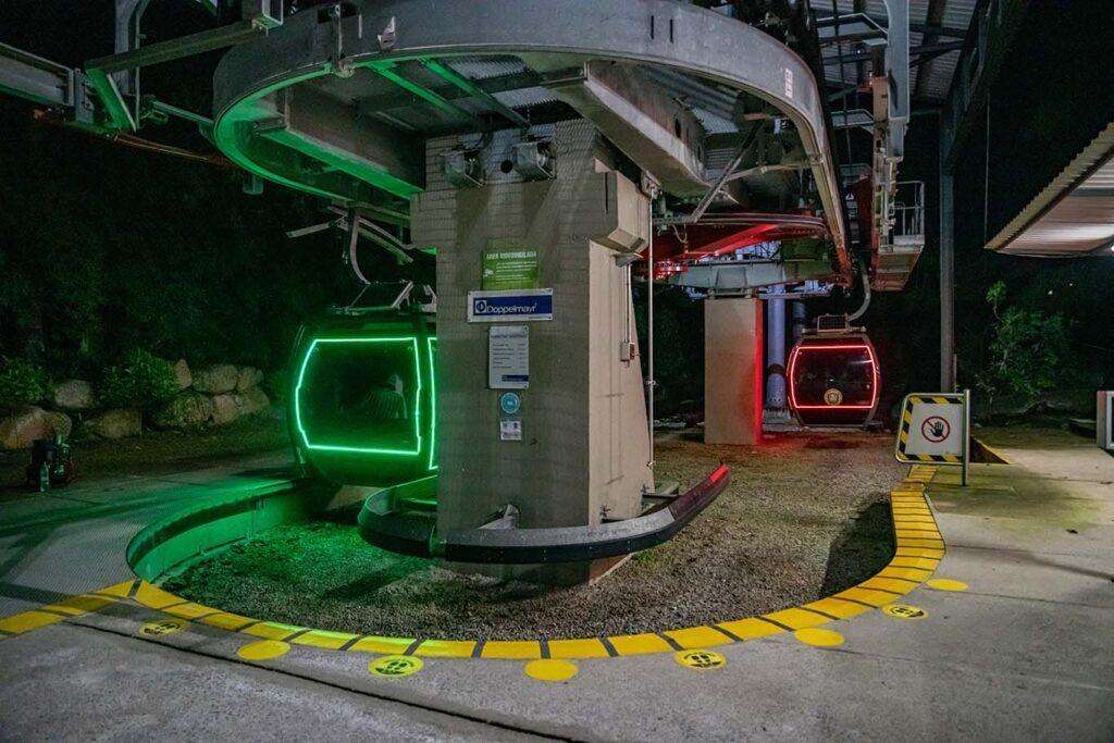 img parque cerro del Santísimo vista cabina teleférico nocturna