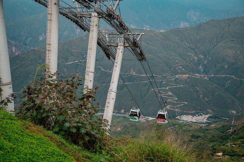 img parque nacional del chicamocha cabina teleférico bajando al cañon del chicamocha