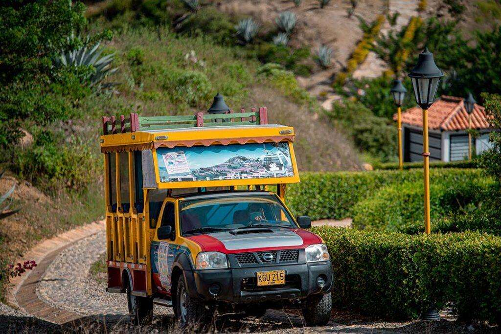 img parque nacional del chicamocha atracción vehículo chiva primer plano