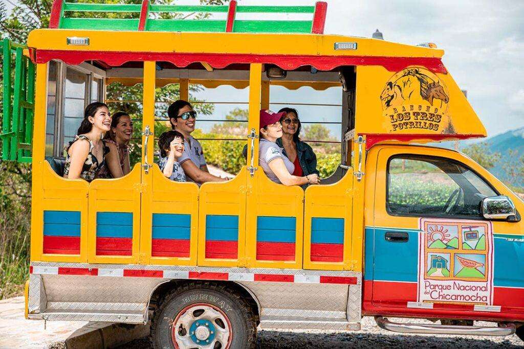 img parque nacional del chicamocha atracción vehículo chiva en familia