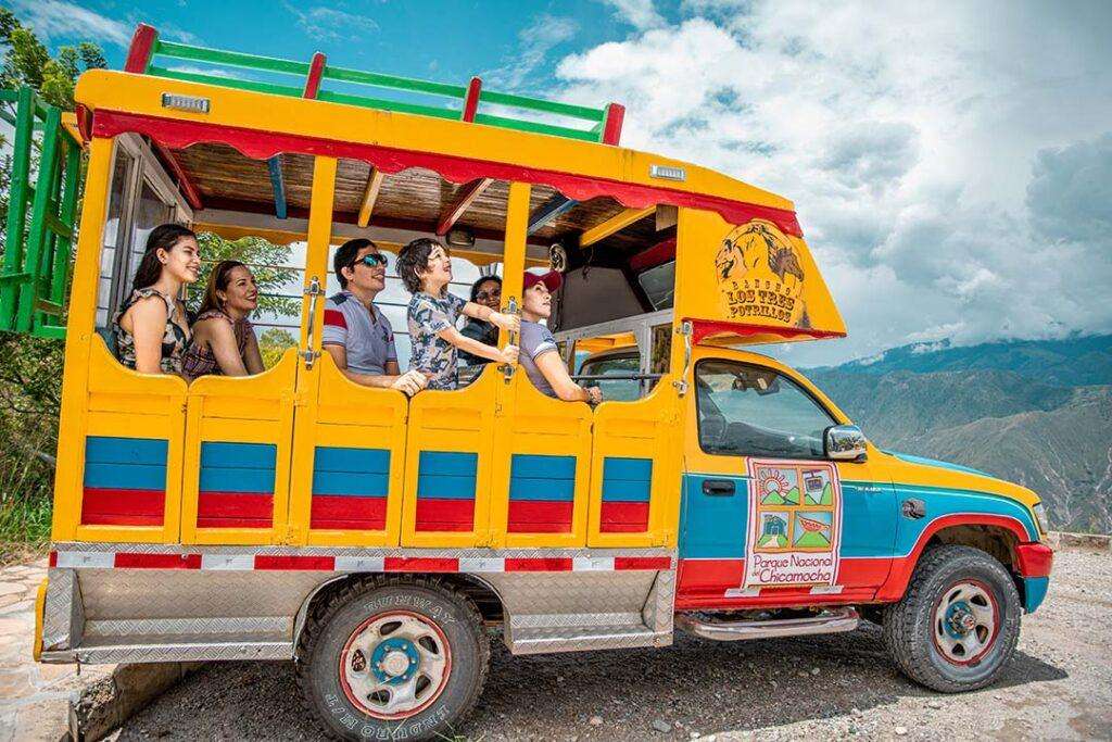 img parque nacional del chicamocha atracción vehículo chiva en familia feliz