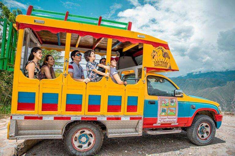 img parque nacional del chicamocha atracción vehículo chiva en familia feliz