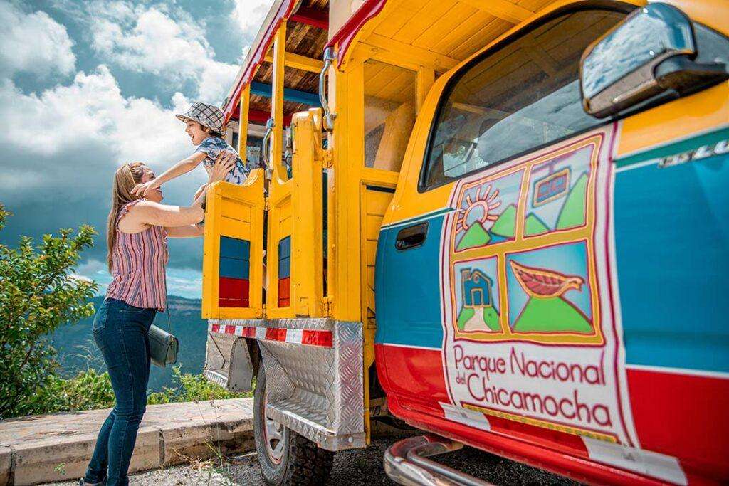 img parque nacional del chicamocha atracción vehículo chiva niño feliz