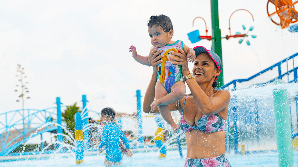 madre-bebe-feliz-piscina