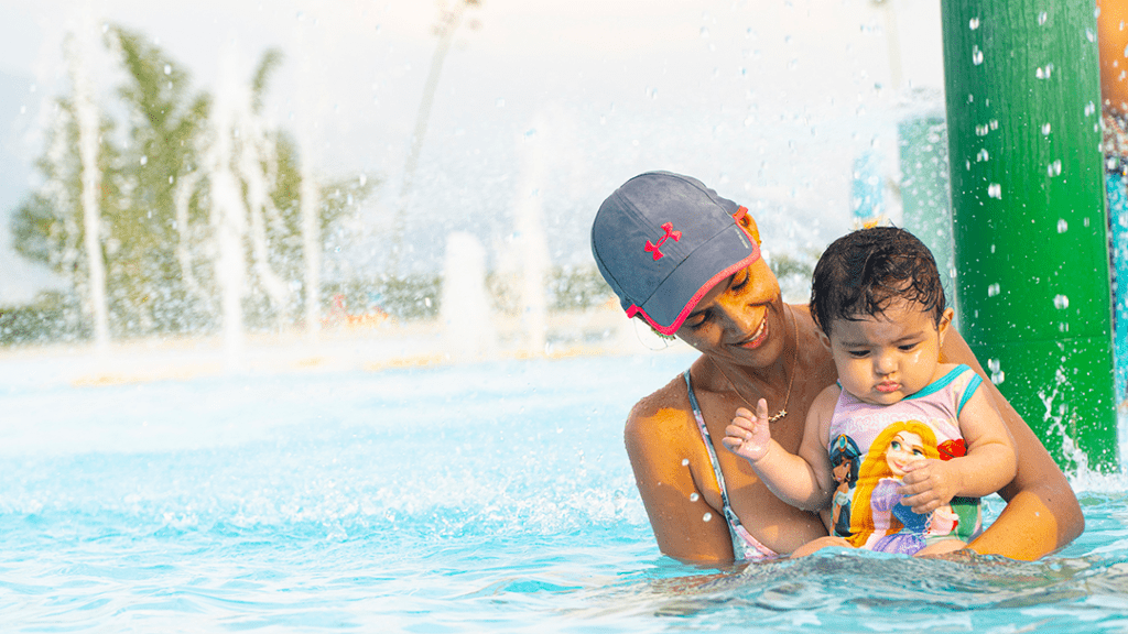 mama-bebe-refrescandose